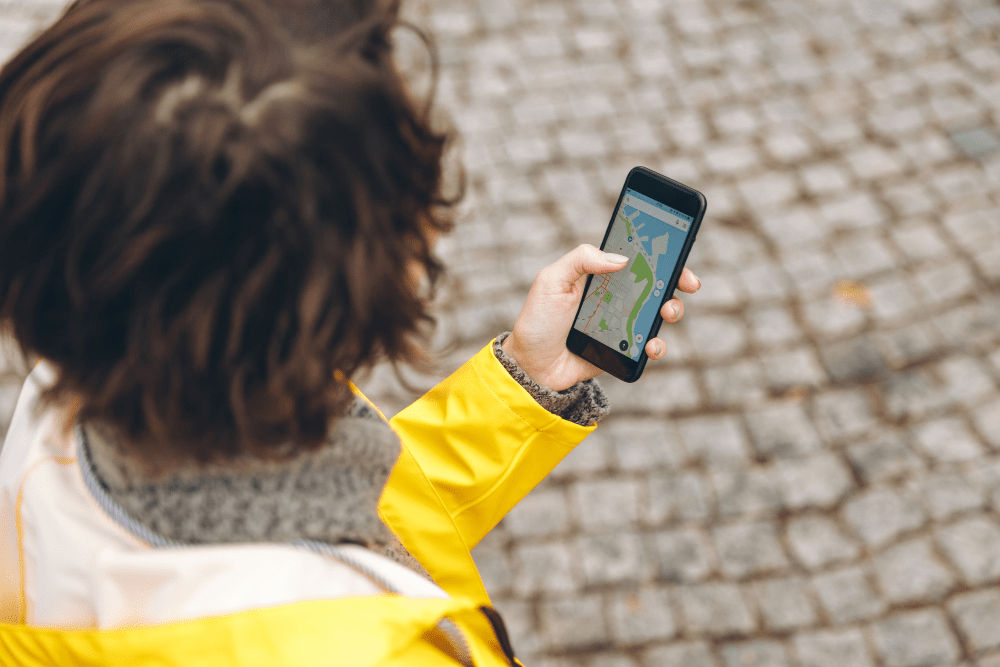 スマホで地図を見てる人